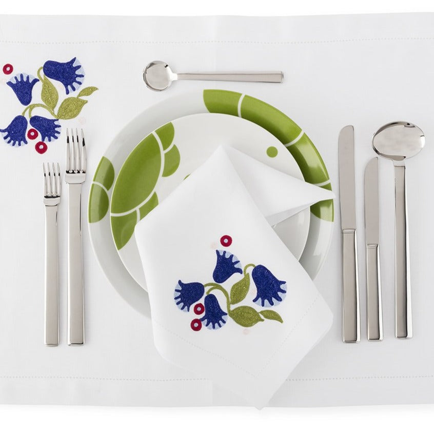 Rundes Modell Six-piece Set, shown with embroidered table linen